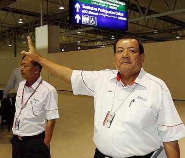 Senior General Manager (operation) MAHB Datuk Azmi Murad during media tour at the new LCCT International Departure at Sepang on Tuesday, 17 March 2009. Looking on is General Manager of KLIA Daud Hasnan - Starpic by Rohaizat bin Mohd Darus