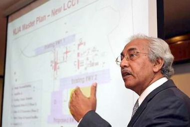 Datuk Seri Bashir Ahmad briefing the media on the new LCCT-KLIA.