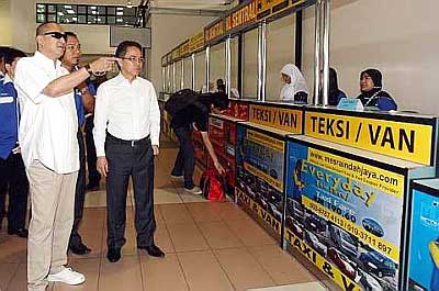 Airport walkabout : Nazri Abd Aziz (left) and Liew touring the LCCT where they had a dialogue with bus and taxi drivers yesterday. Accompanying them was Mesra Indah Jaya general manager Norhisam Bajuri.